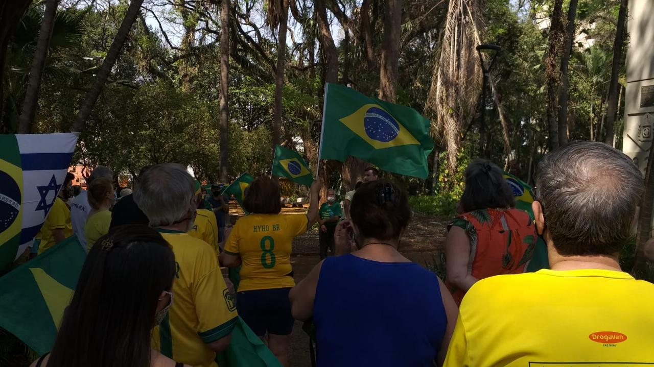 Foto 20 de 31 — Manifestantes fazem ato pró-Bolsonaro na Praça da Independência; veja imagens